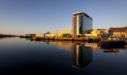 Bilde av Thon Hotel Lofoten sett fra sjøen